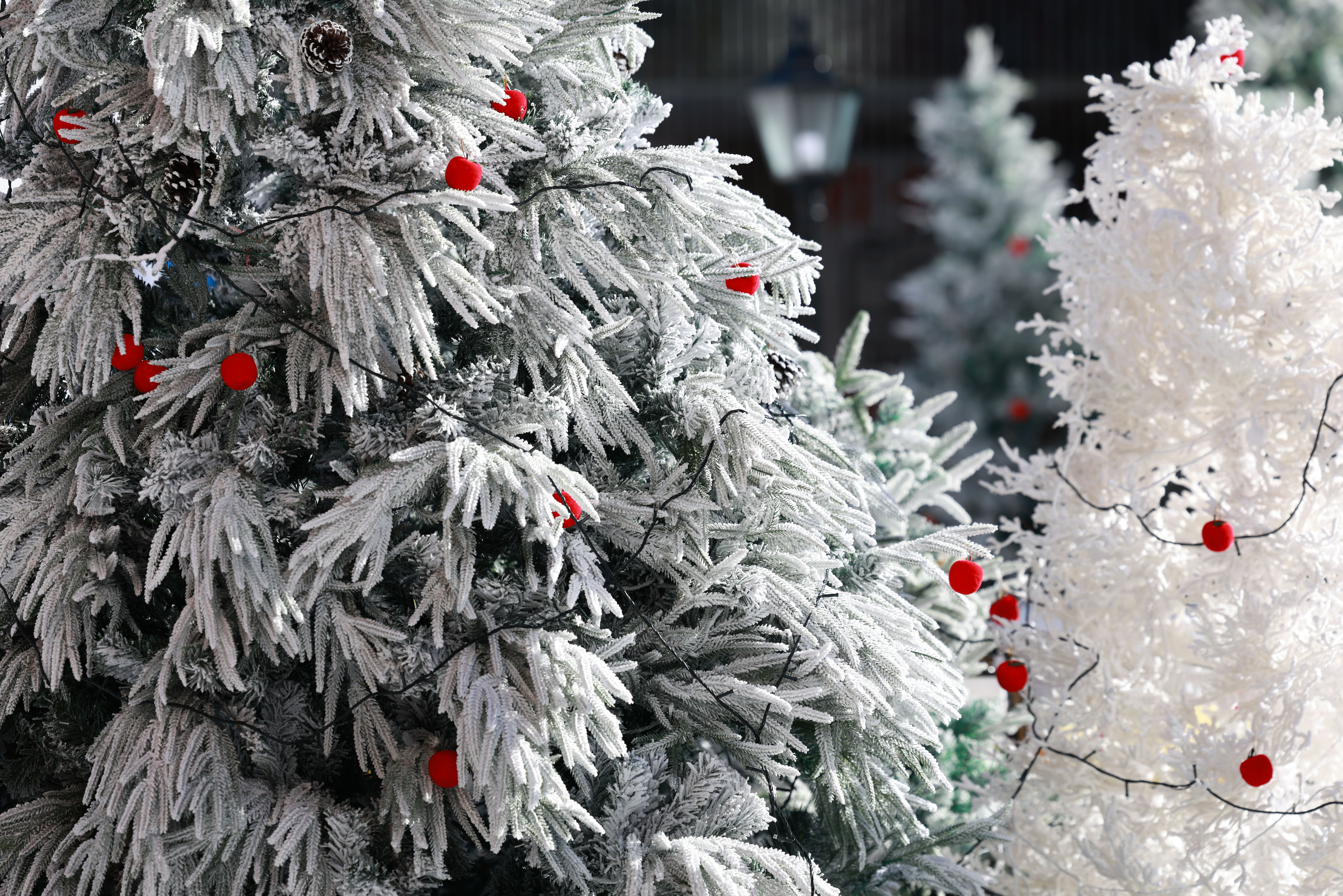 Sapin artificiel enneigé décoré dans un open space